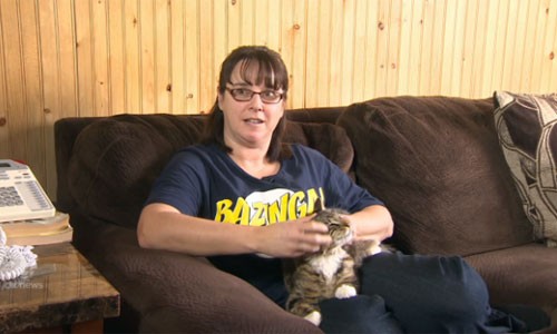 Clarke-Murphy chơi đùng cùng mèo Mittens tại nhà ở thị trấn Heart"s Desire, thuộc tỉnh Newfoundland và Labrador.