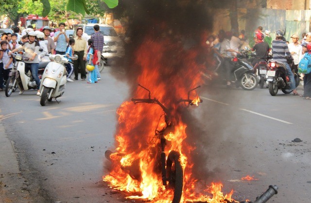  Chiếc xe máy bốc cháy đúng giờ học sinh đi học về, rất may không xảy ra những sự cố đáng tiếc