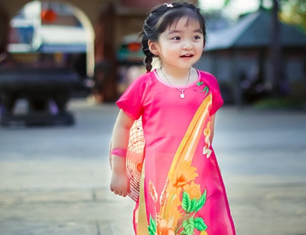 Ngắm “thiên thần 3 tuổi” diện áo dài hồng, đội nón lá đáng yêu