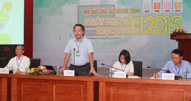 Ông Trần Hữu Linh công bố chương trình Ngày mua sắm trực tuyến trong buổi họp báo.