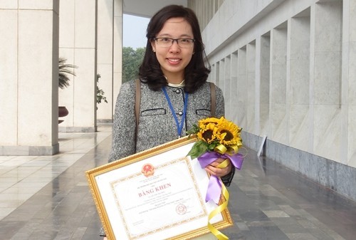 Niềm vui của Lê Thu Hương khi nhận giải thưởng Tài năng khoa học trẻ Việt Nam.