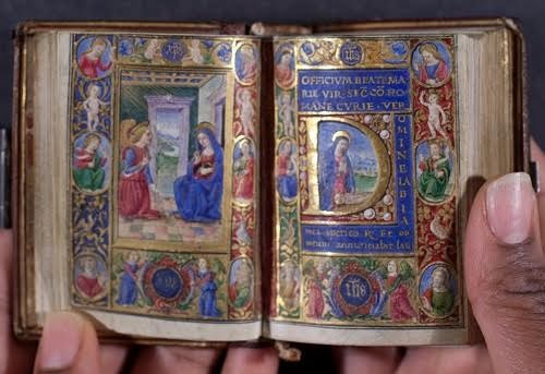 Cuốn sách "Book of Hours" được làm từ da động vật tại Florence, Italy, vào thế kỷ 15. 