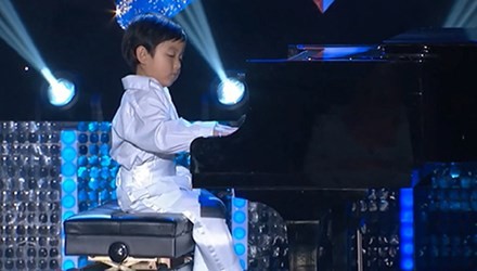 Evan Le trong một buổi biểu diễn ở cuộc thi Vstar Kids. Evan Le trong một buổi biểu diễn ở cuộc thi Vstar Kids.