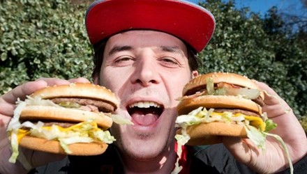 Chàng trai nghiện thịt tự đổi tên thành… Burger Phomai