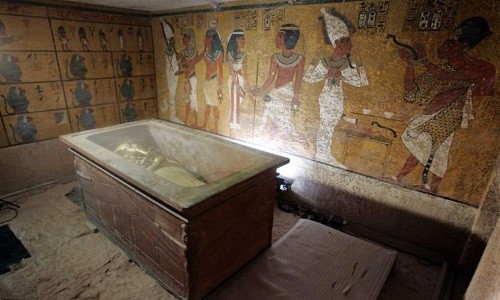 Quan tài đá chứa xác ướp vua Tut trong hầm mộ dưới lòng đất. Ảnh: Nasser Nuri.