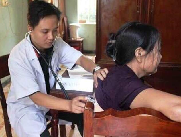 Bác sĩ Lê Xuân Thắng khám bệnh cho nhân dân.