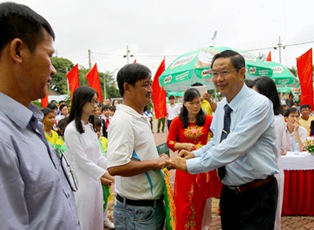 Ông Lê Văn Tâm - Phó Chủ tịch Thường trực UBND TP Cần Thơ - Trưởng Ban tổ chức giải trao cờ, hoa cho các đội về dự giải


