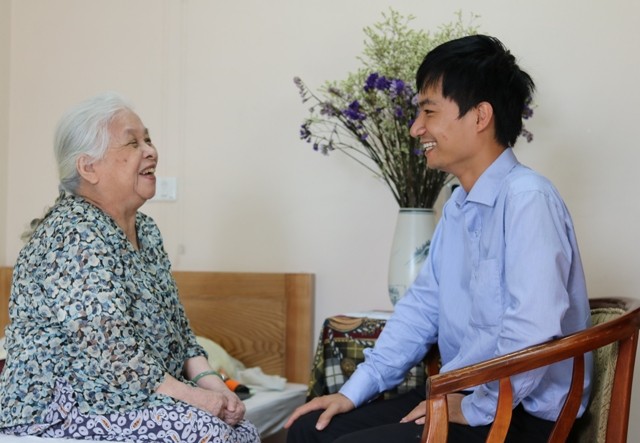 Trần Hồng Thắng trò chuyện với cụ già tại Viện dưỡng lão Diên Hồng.