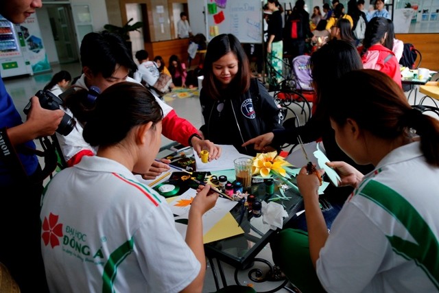 Các bạn trẻ sinh viên ĐH Đông Á chung tay thực hiện chương trình “1.000 đóa hướng dương vì bệnh nhi ung thư”.