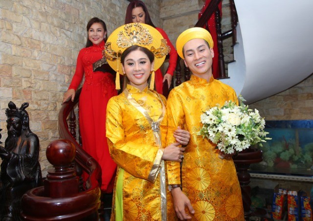 Ca sĩ Lâm Khánh Chi chính thức lên xe hoa với chồng kém tuổi