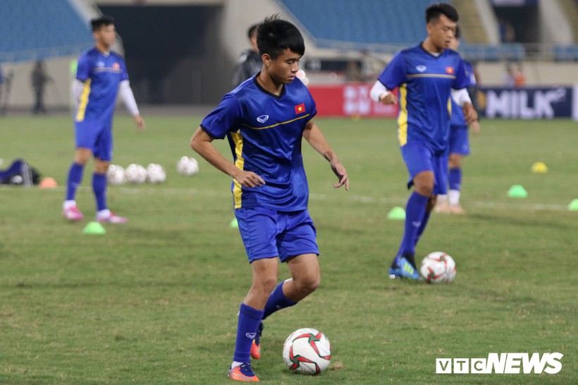 Phan Thanh Hậu rất khó cạnh tranh với những tiền vệ trung tâm, tiền vệ công hơn hẳn anh về kinh nghiệm thi đấu quốc tế.