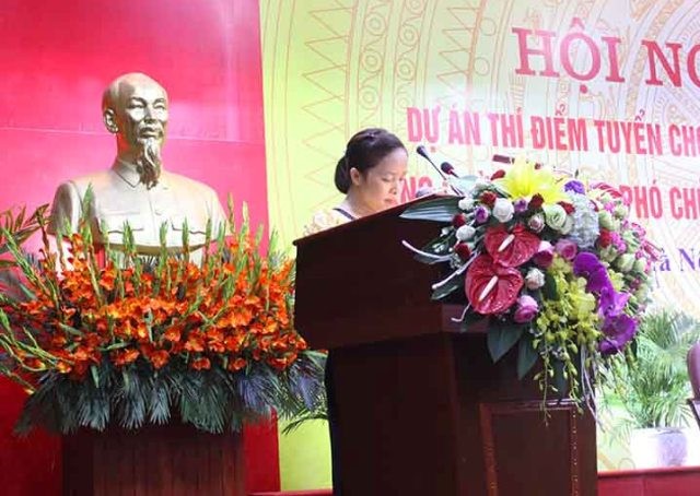Nữ cán bộ xã mải làm việc quên chuyện cá nhân Lê Thị Hương trong buổi hội nghị tổng kết Dự án 600 tri thức trẻ.