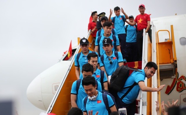 Đội tuyển U23 Việt Nam bước chân xuống sân bay nội bài từ chuyên cơ.