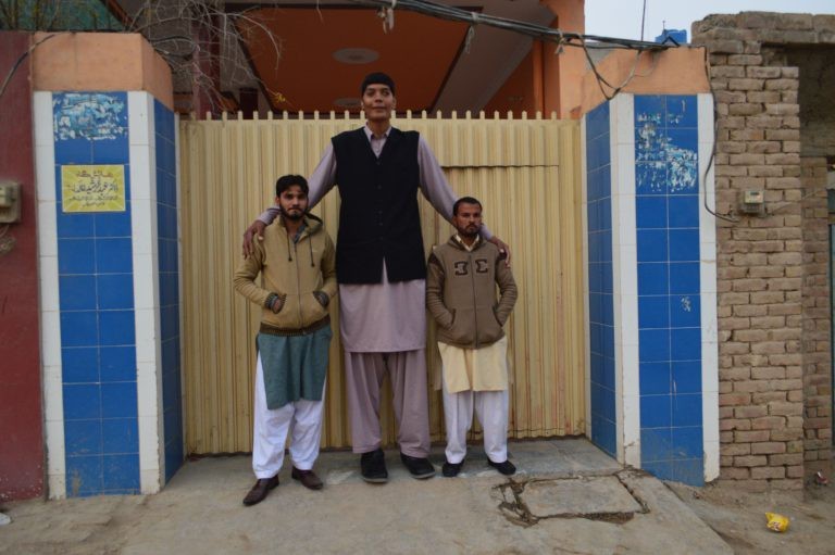 Nỗi khổ của chàng trai Pakistan cao đến gần 2 mét rưỡi