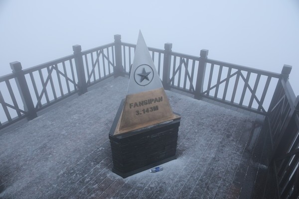 Tuyết rơi trên đỉnh Fansipan sáng nay. 