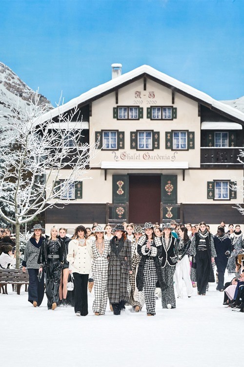 Show Thu Đông 2019 ngập trong tuyết trắng, là show cuối cùng mà Karl Lagerfeld dành nhiều tâm huyết những năm cuối đời.