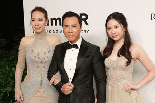 Chân Tử Đan cùng vợ con tại gala từ thiện amfAR (Hong Kong). Nam diễn viên cho biết bỏ tiền túi mua vé máy bay từ London về Hong Kong dự tiệc, bán đấu giá tài sản quý của gia đình.