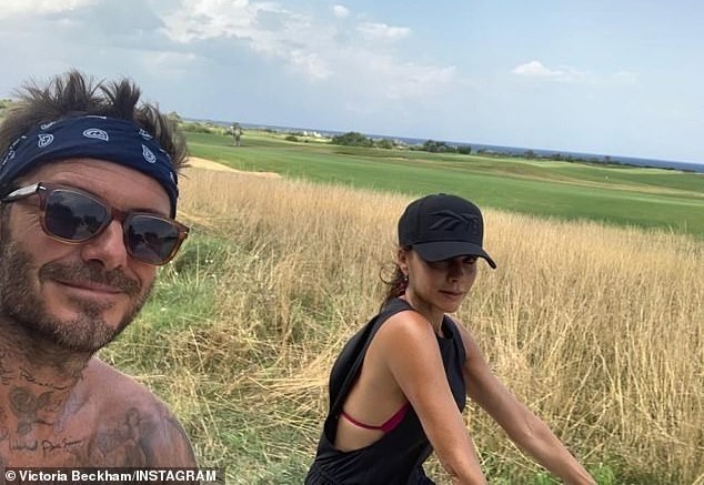 Cựu thành viên Spice Girl Victoria Beckham đã đăng tải những hình ảnh tình tứ bên chồng David Beckham.
