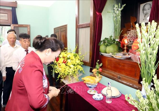 Chủ tịch Quốc hội Nguyễn Thị Kim Ngân dâng hương, dâng hoa tại Nhà 67 trong Khu Di tích Phủ Chủ tịch. Ảnh: Trọng Đức/TTXVN