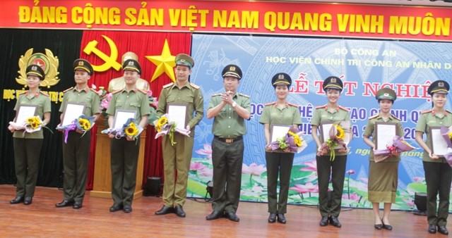 Thiếu tướng, PGS.TS Trần Vi Dân - Giám đốc Học viện trao bằng tốt nghiệp cho các học viên.