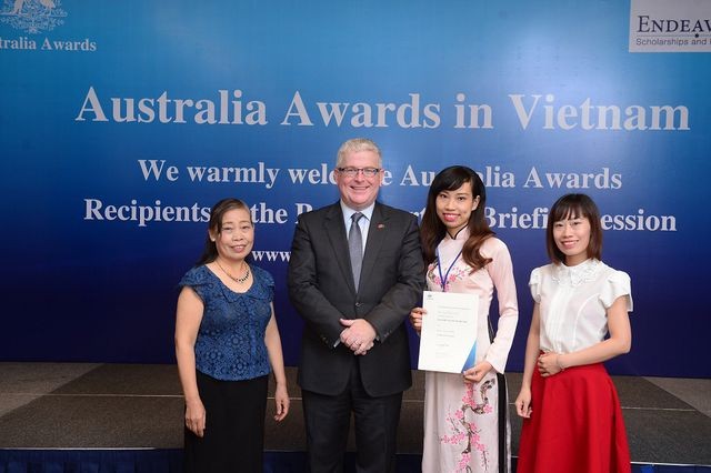 An Bích Vân (áo dài) cùng gia đình nhận học bổng AAS của Bộ Ngoại giao và Thương Mại Australia (DFAT) năm 2016.
