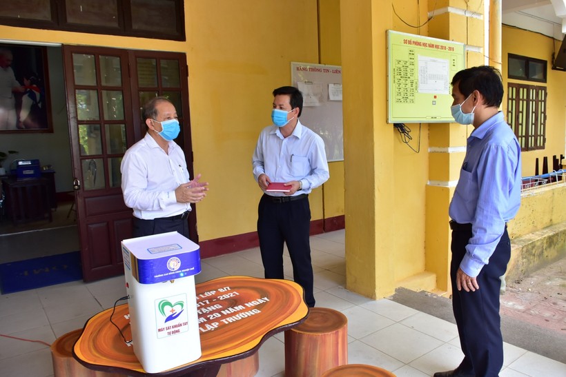 Ông Phan Ngọc Thọ - Chủ tịch UBND tỉnh Thừa Thiên - Huế nhắn gửi lãnh đạo ngành GD-DT Thừa Thiên - Huê phải thực hiện tốt công tác dạy và học vừa đảm bảo công tác phòng chống dịch COVID 19.