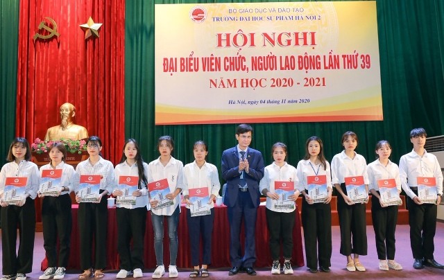 PGS.TS Nguyễn Quang Huy – Hiệu trưởng trường ĐH SP HN2 trao 12 suất quà cho các sinh viên của trường có gia đình ở các tỉnh Nghệ An, Hà Tĩnh, Thừa Thiên Huế chịu ảnh hưởng trực tiếp bởi lũ lụt.