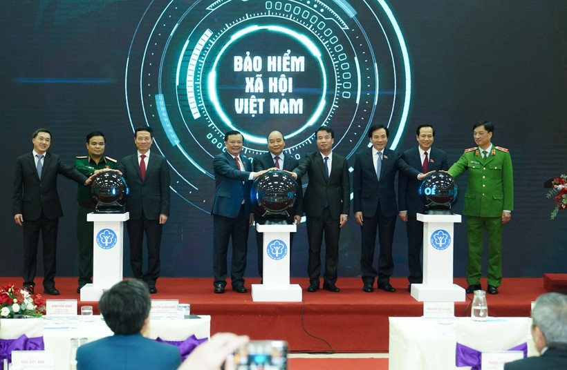 Thủ tướng Nguyễn Xuân Phúc bấm nút công bố ứng dụng "Bảo hiểm xã hội số" trên thiết bị di dộng - Ảnh: VGP/Quang Hiếu.