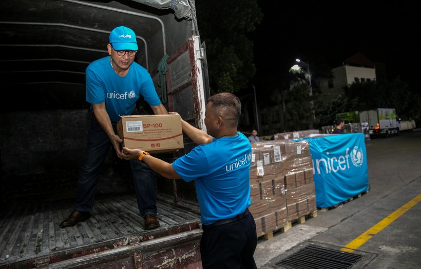 UNICEF vận chuyển khẩn cấp 10 tấn sản phẩm dinh dưỡng bằng đường hàng không.