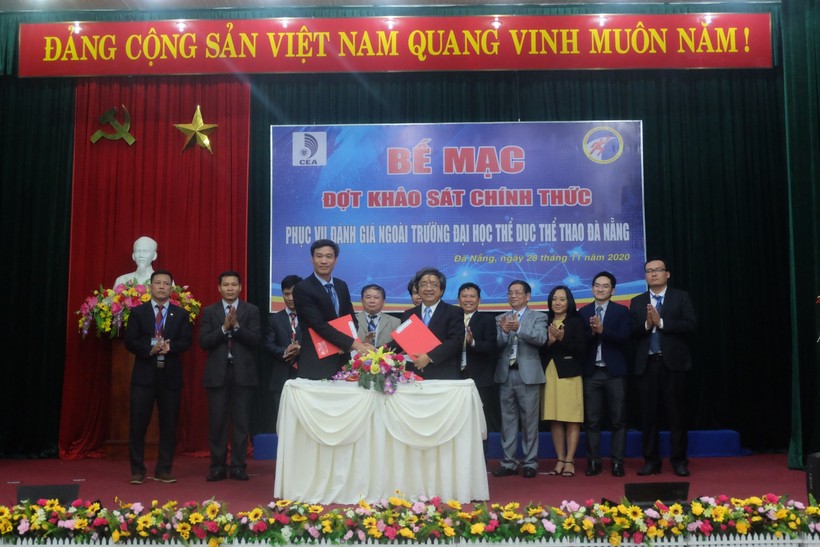 GS.TS Trần Văn Nam và  PGS. TS Phan Thanh Hài ký Biên bản hoàn thành đợt khảo sát chính thức phục vụ đánh giá ngoài.