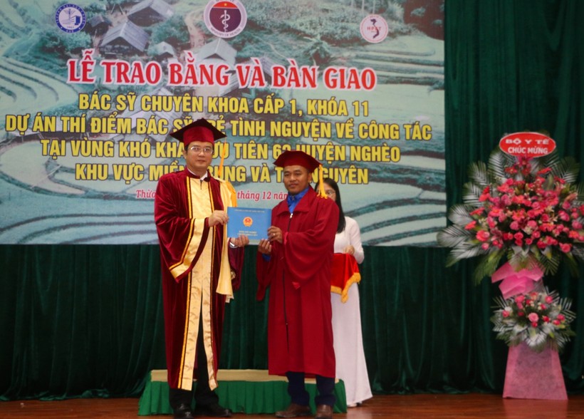 GS.TS. Nguyễn Vũ Quốc Huy, Hiệu trưởng nhà trường trao bằng cho các bác sĩ.
