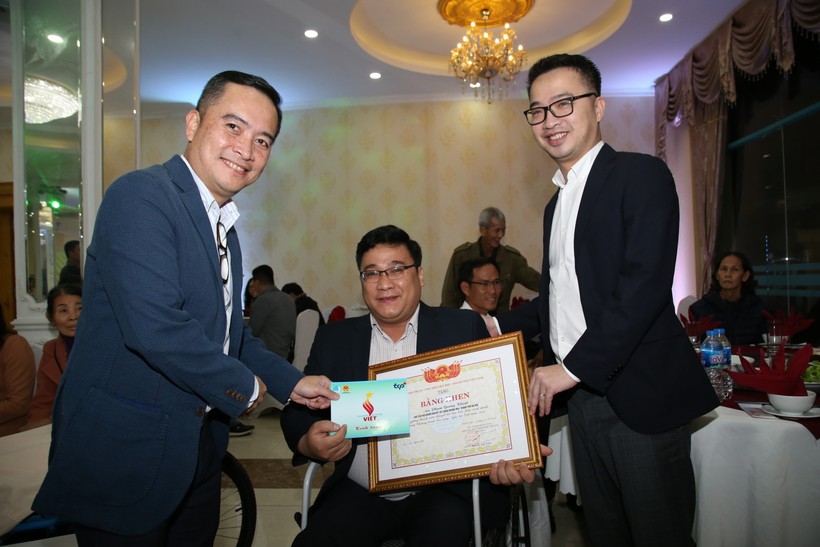  Anh Nguyễn Tường Lâm, Phó Chủ tịch Thường trực Trung ương Hội LHTN Việt Nam trao bằng khen cho những tấm gương vượt khó.