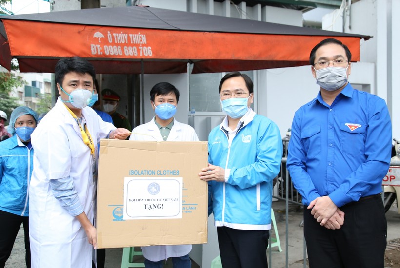 Ông Nguyễn Anh Tuấn - Bí thư thứ Nhất Trung ương Đoàn trao tặng trang thiết bị y tế phòng chống dịch.