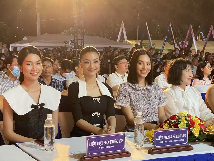 Tiểu Vy, Kiều Loan, Phương Anh trong một sự kiện tại thành phố biển Vũng Tàu.