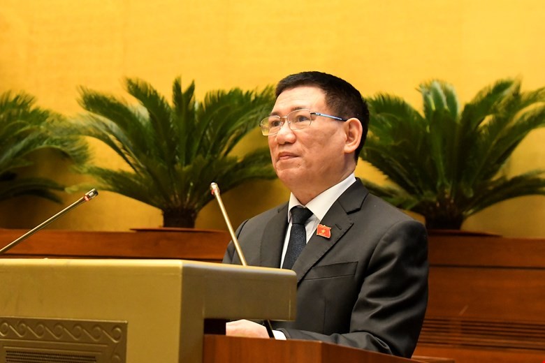 Bộ trưởng Bộ Tài chính Hồ Đức Phớc, thừa ủy quyền của Thủ tướng Chính phủ trình bày Tờ trình về dự án Luật Kinh doanh bảo hiểm (sửa đổi).