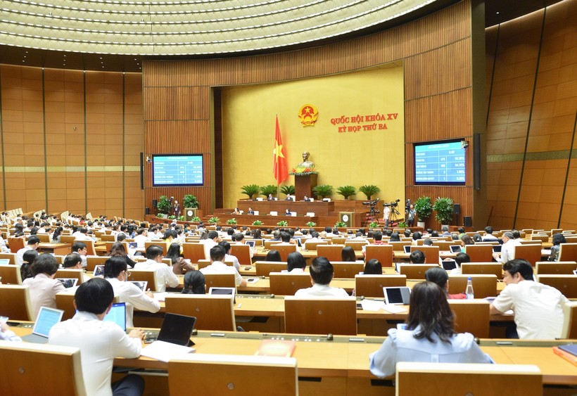 Đại biểu Quốc hội biểu quyết thông qua 2 nghị quyết thành lập đoàn giám sát chuyên đề của Quốc hội năm 2023.