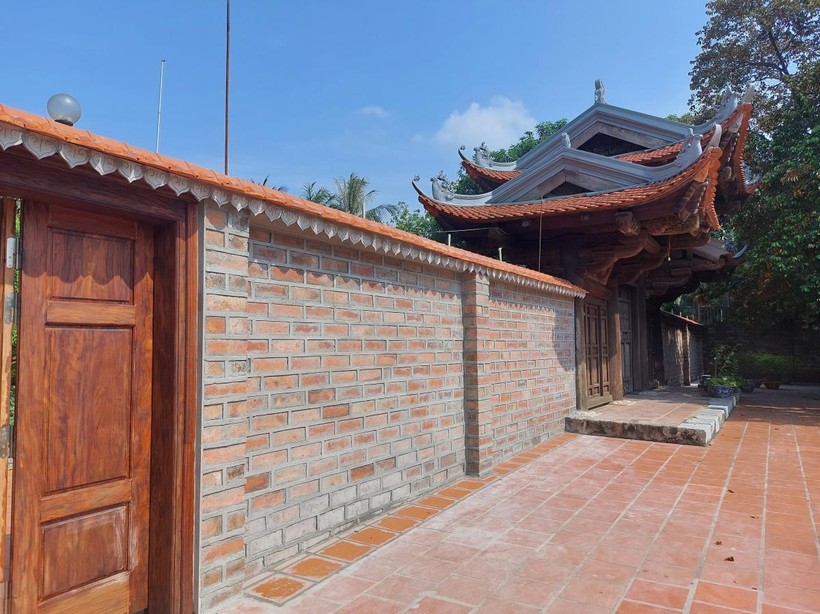 Tự ý đập bỏ bức tường cũ để xây tường mới tại di tích quốc gia chùa Kim Liên - ảnh UBND quận Tây Hồ cung cấp.
