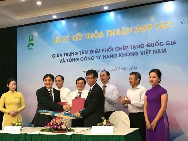 Lễ ký kết giữaTrung tâm ĐPGTQG và Hãng hàng không  Vietnam Airlines 