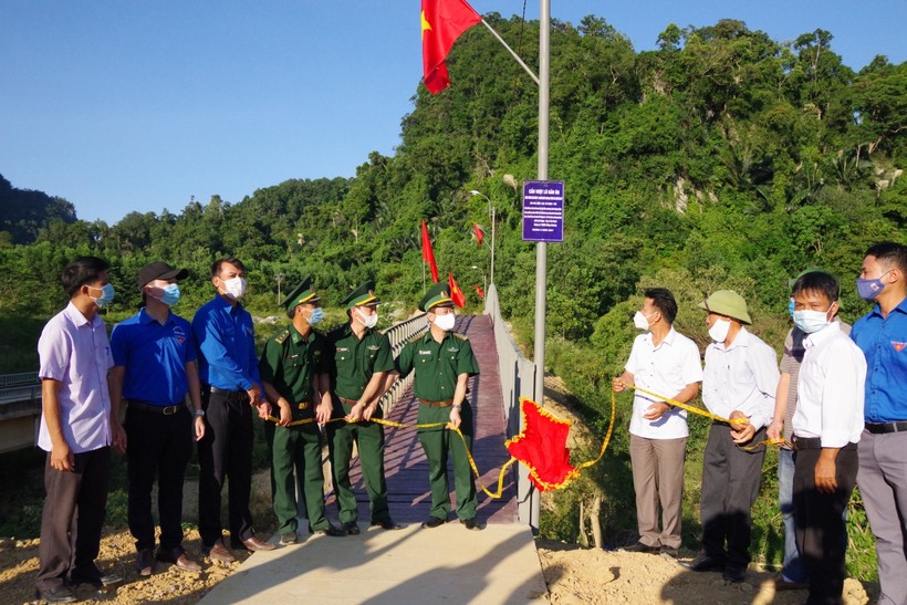 Bộ đội Biên phòng Quảng Bình xây dựng và khánh thành cây cầu vượt lũ cho đồng bao người Rục tại xã Thượng Hóa.