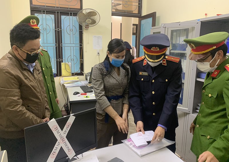 Cơ quan Cảnh sát điều tra Công an tỉnh Quảng Bình đã tống đạt quyết định khởi tố vụ án, khởi tố bị can và lệnh tạm giam đối với Nguyễn Thị Thùy Linh.