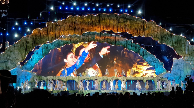 Chương trình “Chào đón năm mới Phong Nha Countdown Party 2023” với nhiều tiết mục nghệ thuật đặc sắc sẽ được biểu diễn trên nền sân khấu được thiết kế quy mô, hiện đại.