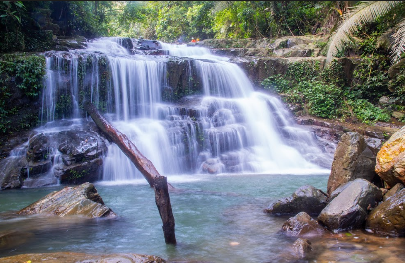 Nhiều thác nước đẹp ngỡ ngàng tại Động Châu – Khe Nước Trong hấp dẫn du khách. Ảnh: Hoàng Táo.