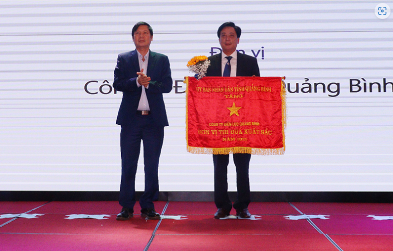 PC Quảng Bình vinh dự nhận Cờ thi đua của UBND tỉnh vì có thành tích xuất sắc toàn diện nhiệm vụ công tác, dẫn đầu phong trào thi đua yêu nước năm 2021. Ảnh: X.V.