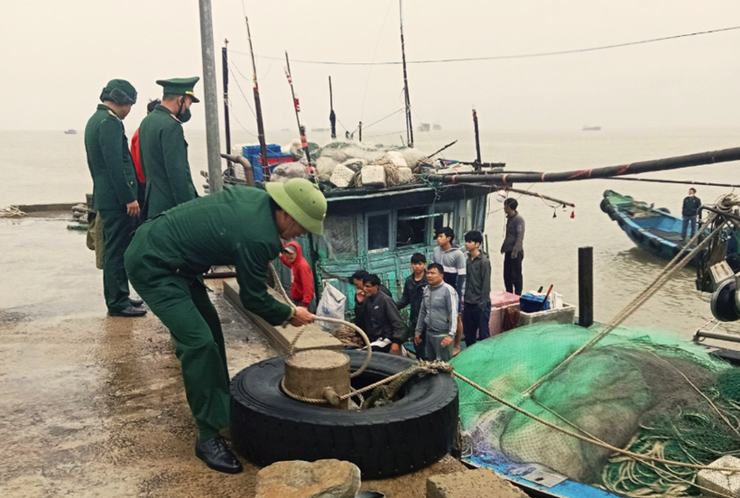 Bộ đội biên phòng Quảng Bình thăm hỏi, động viên các thuyền viên gặp nạn.