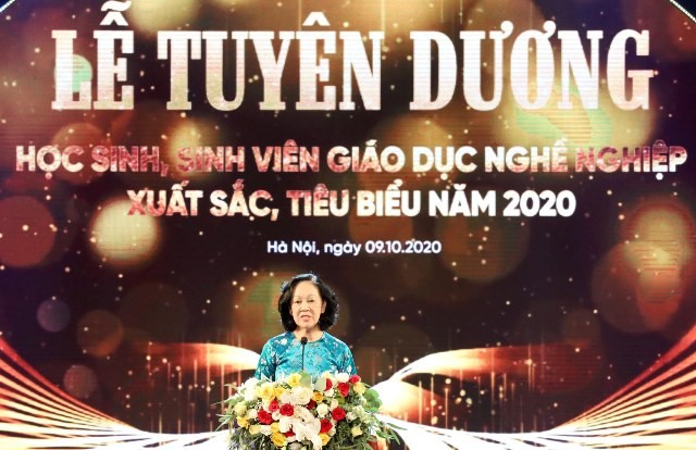 Đồng chí Trương Thị Mai – Ủy viên Bộ Chính trị, Bí thư Trung ương Đảng, Trưởng ban Dân vận Trung ương phát biểu tại buổi lễ tuyên dương
