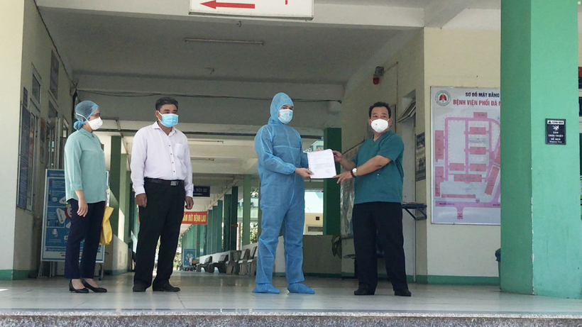 Bác sĩ Lê Thành Phúc (ngoài cùng, bìa phải) - Giám đốc Bệnh viện Phổi Đà Nẵng trao giấy ra viện cho bệnh nhân. 
