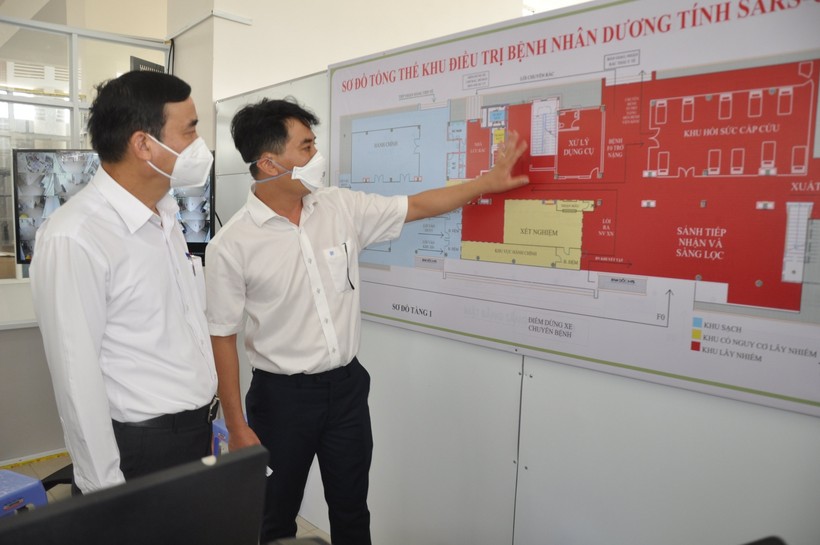 Ông Lê Trung Chinh (thứ nhất, trái sang) - Chủ tịch UBND TP Đà Nẵng đang xem sơ đồ của bệnh viện dã chiến. 