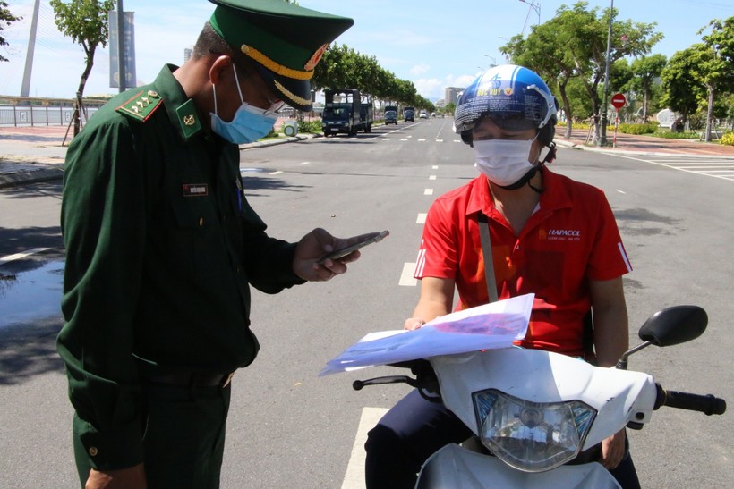 Lực lượng chức năng ở Đà Nẵng quét mã QR Code trên giấy đi đường của người dân. 