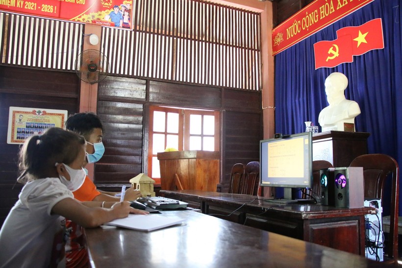 Học sinh học online ở Đà Nẵng. 