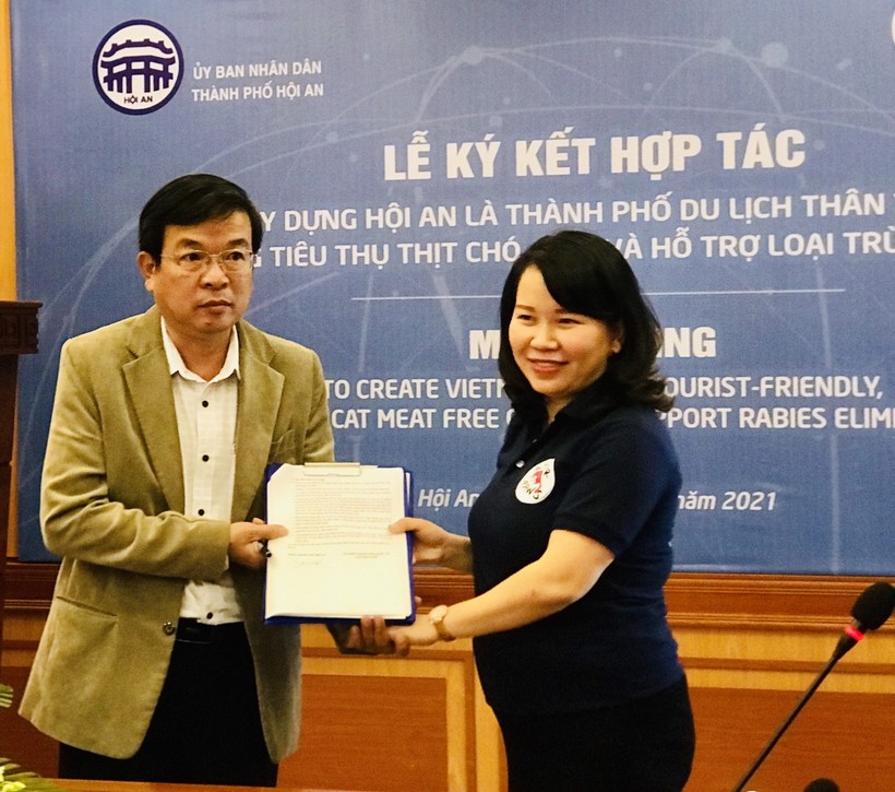 Ông Nguyễn Thế Hùng - Phó Chủ tịch UBND TP Hội An (tỉnh Quảng Nam), ký kết thỏa thuận loại bỏ việc sử dụng thịt chó và mèo.
